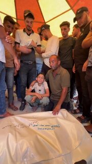 👤 محمد العمور |m.pix.21🇵🇸 📝 A child bids farewell to his father, who was killed in an Israeli strike targeting a civilia